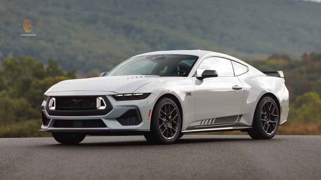 نمای جلو فورد موستانگ RTR مدل 2026 با جلوپنجره RTR و چراغهای LED روشن